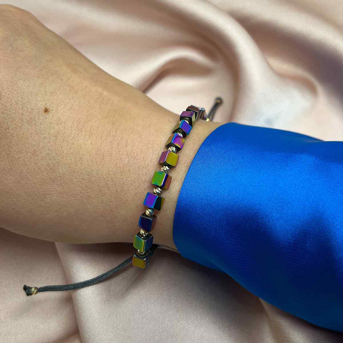 Bratara Snur cu Bile de Aur 14k si Cuburi Hematit Multicolor